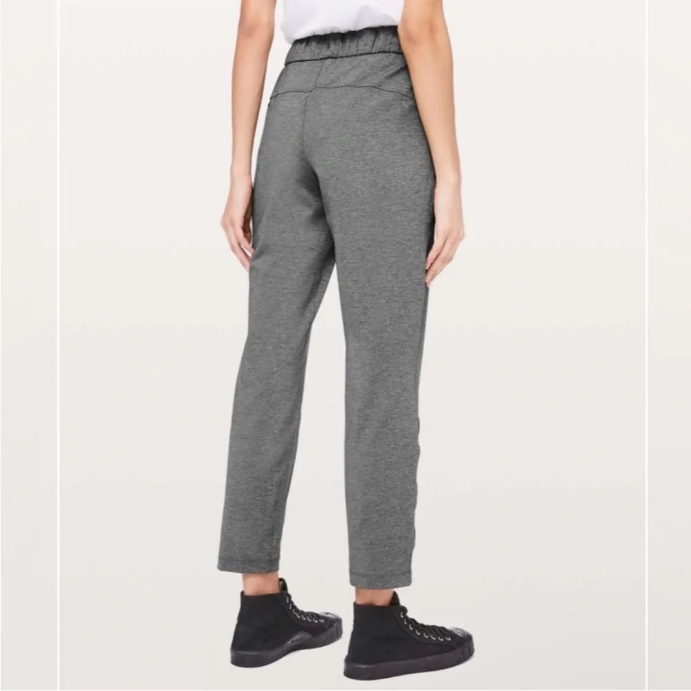 Lululemon On The Fly Pant 27” in Heathered Black | Size 8